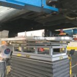 020 Nieuwe accu op heftafel_